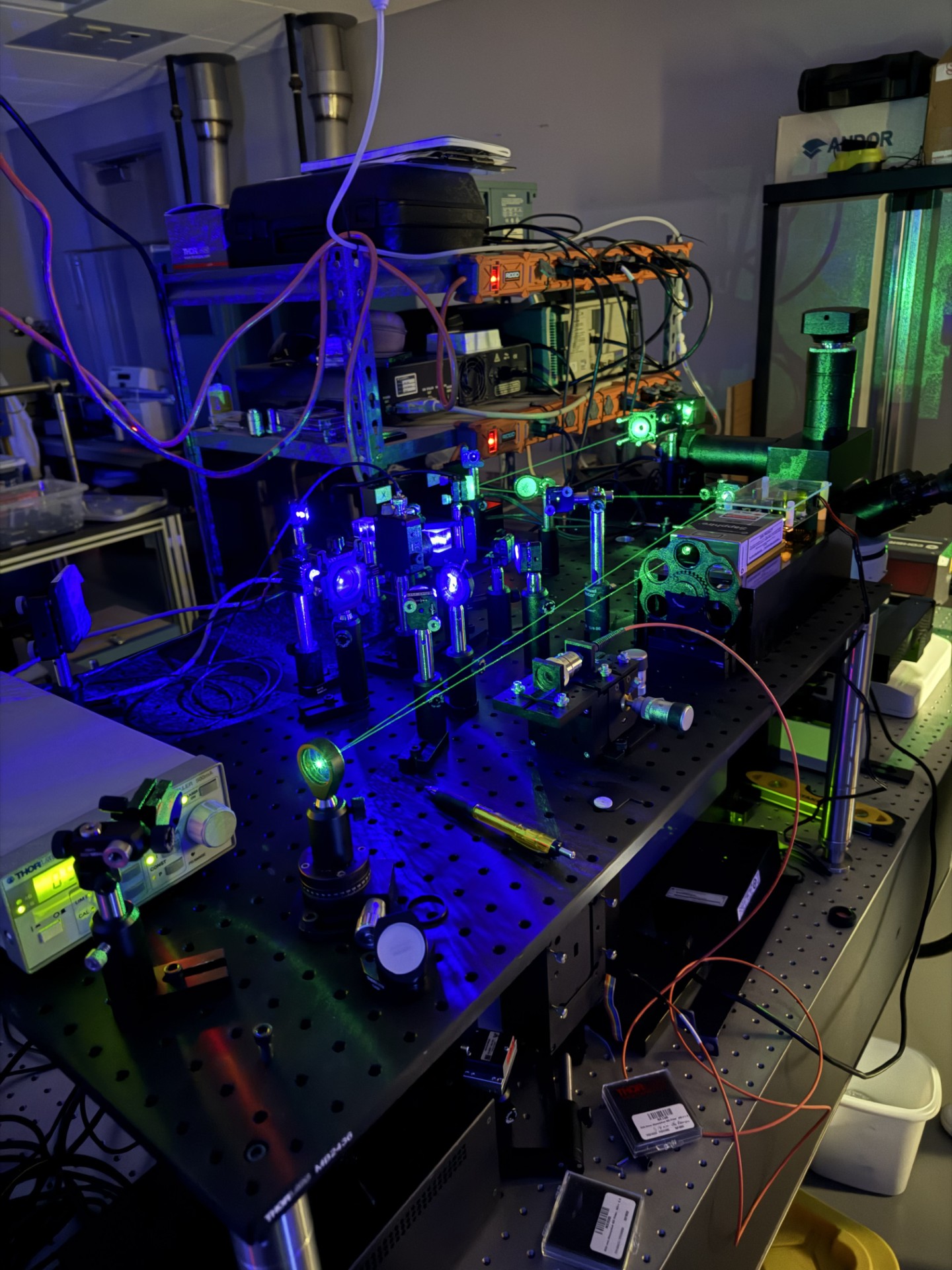Optical characterization setup with lasers and bench instrumentation