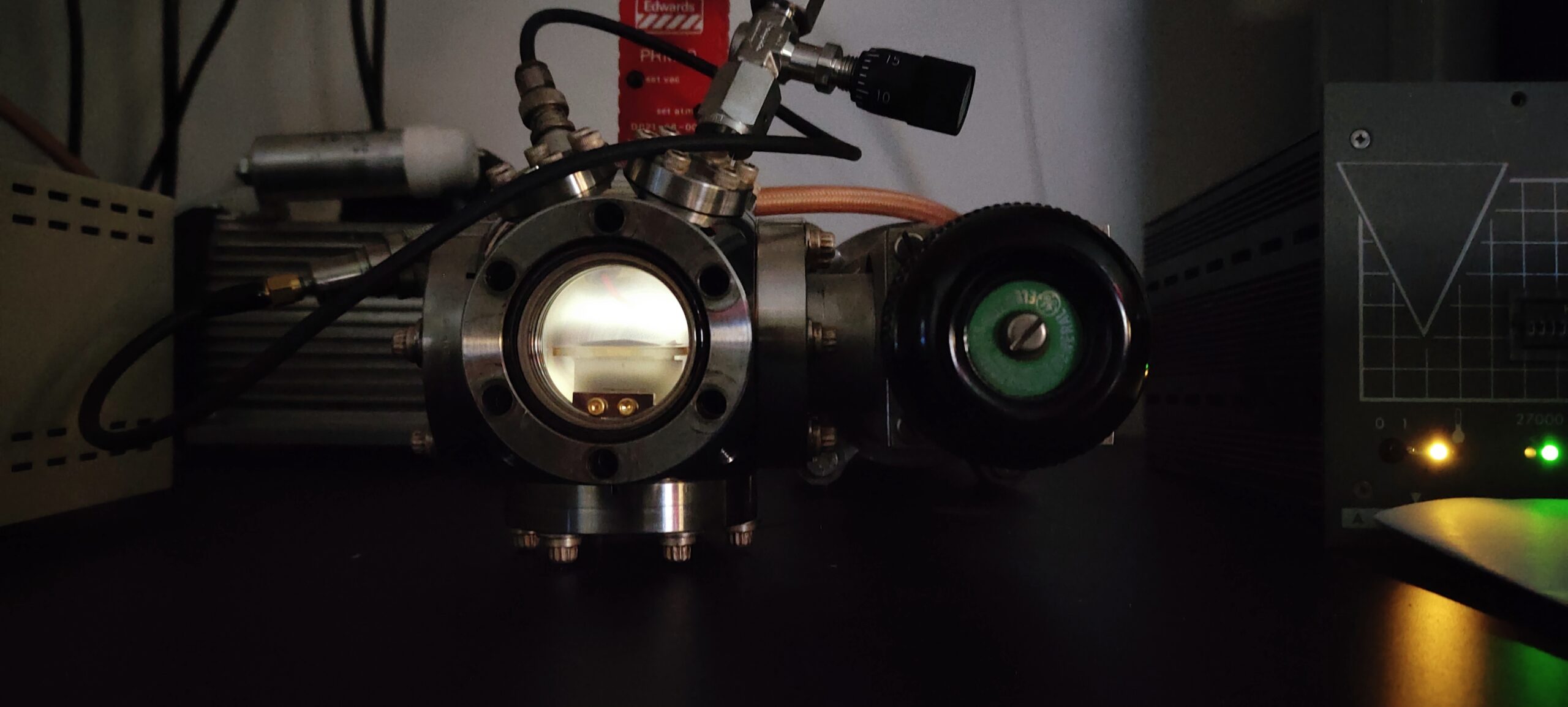 Vacuum chamber viewport with internal illumination and sample staging